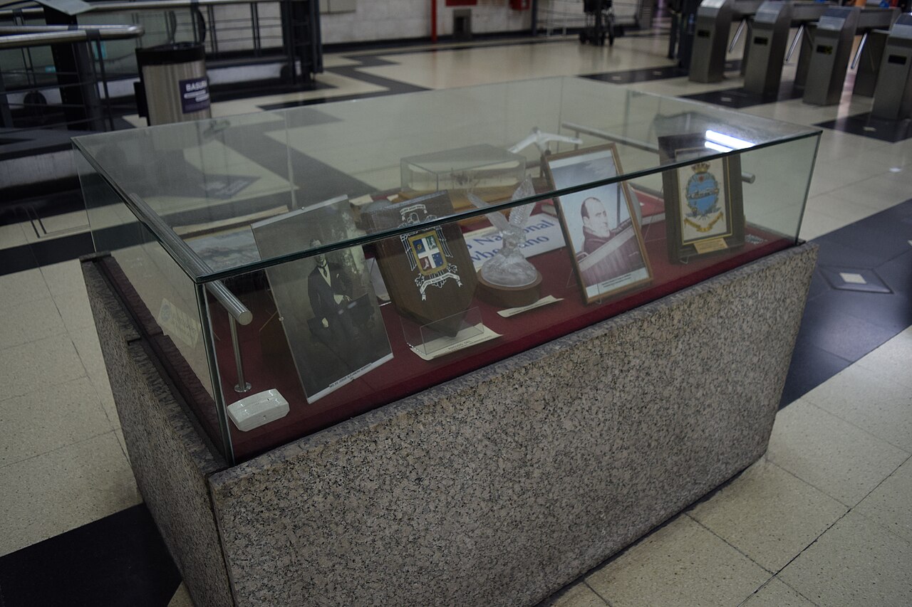 Vitrina de exhibición histórica en el vestíbulo